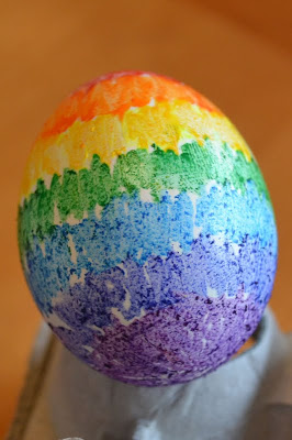 Tips and Tricks for Coloring Easter Eggs {Mess-Free}