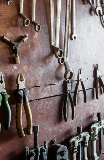 Here are some brilliantly clever garage organization tips! Clean up all the junk in your garage with these unique and creative ideas! Never misplace anything in your garage again with these guide to the perfect storage space. You'll love how organized your tools are after this. 