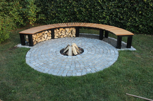 Outdoor fire pit, fire pit ideas, DIY outdoor fire pits, outdoor living, outdoor furniture, popular pin, landscaping ideas, DIY outdoor projects.
