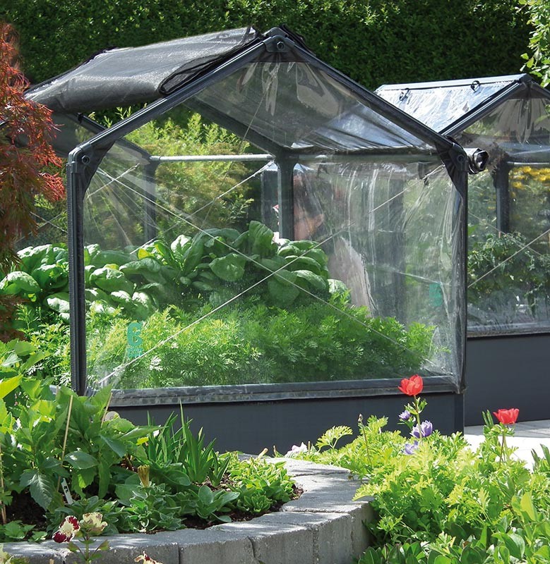 Raised garden beds, how to build raised garden beds, gardening, gardening hacks, outdoor living, DIY raised garden beds.