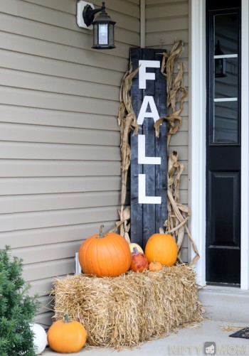 15 Beautiful Ways to Decorate Your Porch This Fall12