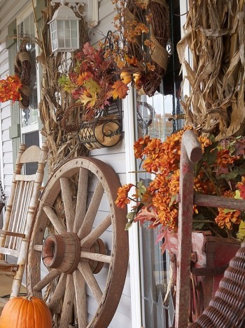 15 Beautiful Ways to Decorate Your Porch This Fall14