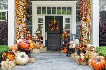 15 Beautiful Ways to Decorate Your Porch This Fall6