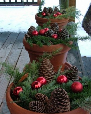 18-easy-ways-to-decorate-your-porch-for-christmas17