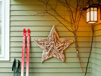 18-easy-ways-to-decorate-your-porch-for-christmas4