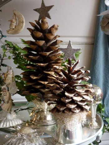 22-vintage-pine-cone-christmas-tree