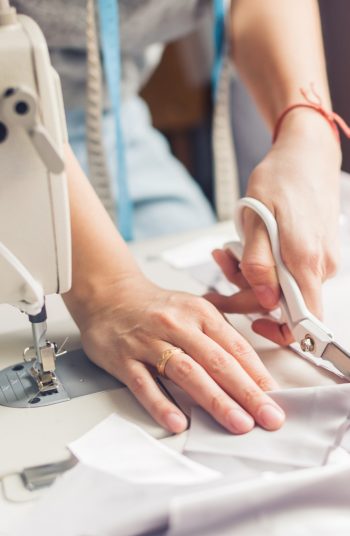 Starting a new hobby like sewing can be intimidating if you don't know a few tricks. With these sewing hacks, sewing will be so much easier and therefore more enjoyable. I'll even show you how you can trace patterns better. 