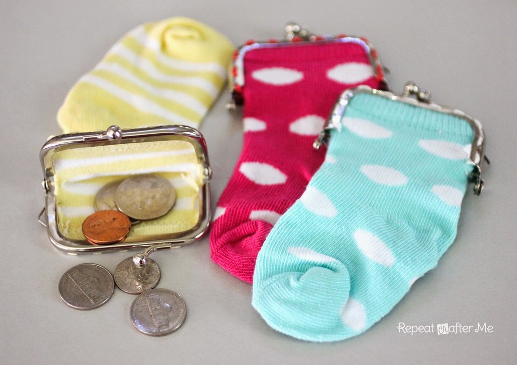 How to Reuse Old Socks, Things to Do With Old Socks, Clothing Tips and Tricks, How to Reuse Old Clothing, Repurpose Old Socks, Repurposing Old Socks, Craft Projects, Simple Craft Projects, Easy Crafts for Kids, Repurpose Crafts for Kids