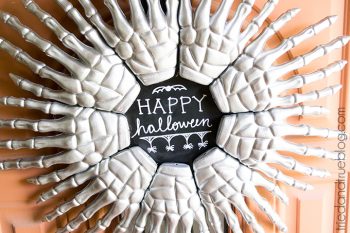 10 EASY Dollar Store Halloween Decorations - Dollar Store Halloween Decor, DIY Halloween Decor, Halloween Home Decor, Holiday Decor for the Home, DIY Holiday Decor, Halloween Decorations for the Home, Cheap Home Decorations, Cheap Halloween DIYs, Cheap Halloween Decor, Popular Pin