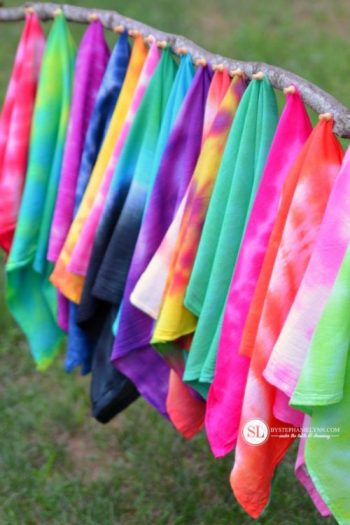 Fun Tie Dye Crafts for Summer - Tie Dye Crafts for Kids, Fun Summer Crafts, Summer Crafts for Kids, How to Tie Dye, Easy Tie Dye Methods for Kids, Easy Activities for Kids, Kid Projects, Popular Pin