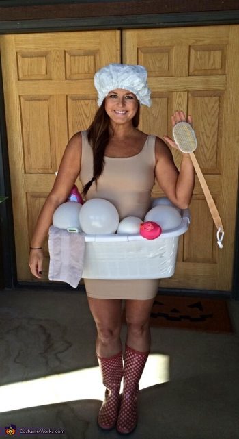 12 Super Easy DIY Halloween Costumes (for Women!) - DIY Halloween, Homemade Halloween Costumes, DIY Halloween Costumes, Make Your Own Halloween Costumes, DIY Holiday, DIY Home, Sewing Projects, No Sew Halloween Costumes, Quick Halloween Costumes, Last Minute Halloween Costume Ideas, Halloween Costumes for Women