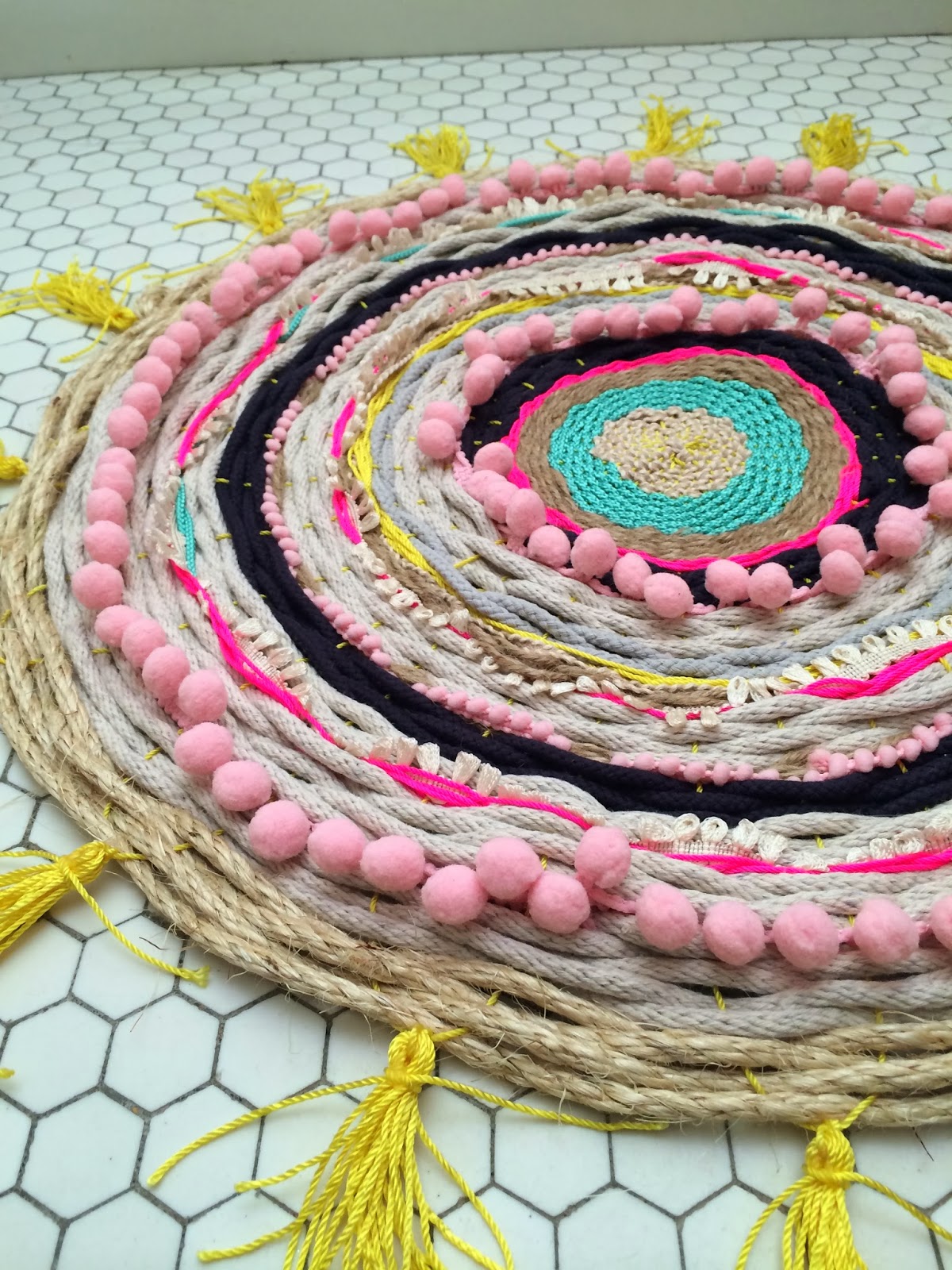How to Make Your Own Rope Rug| Rope Rug, DIY Rope Rug, Easy Rope Projects, How to Make Your Own Rope Rug, Rope Rug DIY Projects, Repurpose Rope, How to Repurpose Rope, Popular Pin #RopeRug #DIY