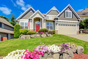 Here are some great curb appeal landscape ideas that are easy. No need to bust your back to make your home attractive to those driving by. My list of lists offers easy landscape ideas to be the house on the street with beautiful landscape. Check it out! 