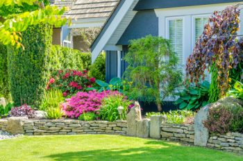 Here are some great curb appeal landscape ideas that are easy. No need to bust your back to make your home attractive to those driving by. My list of lists offers easy landscape ideas to be the house on the street with beautiful landscape. Take a look! 