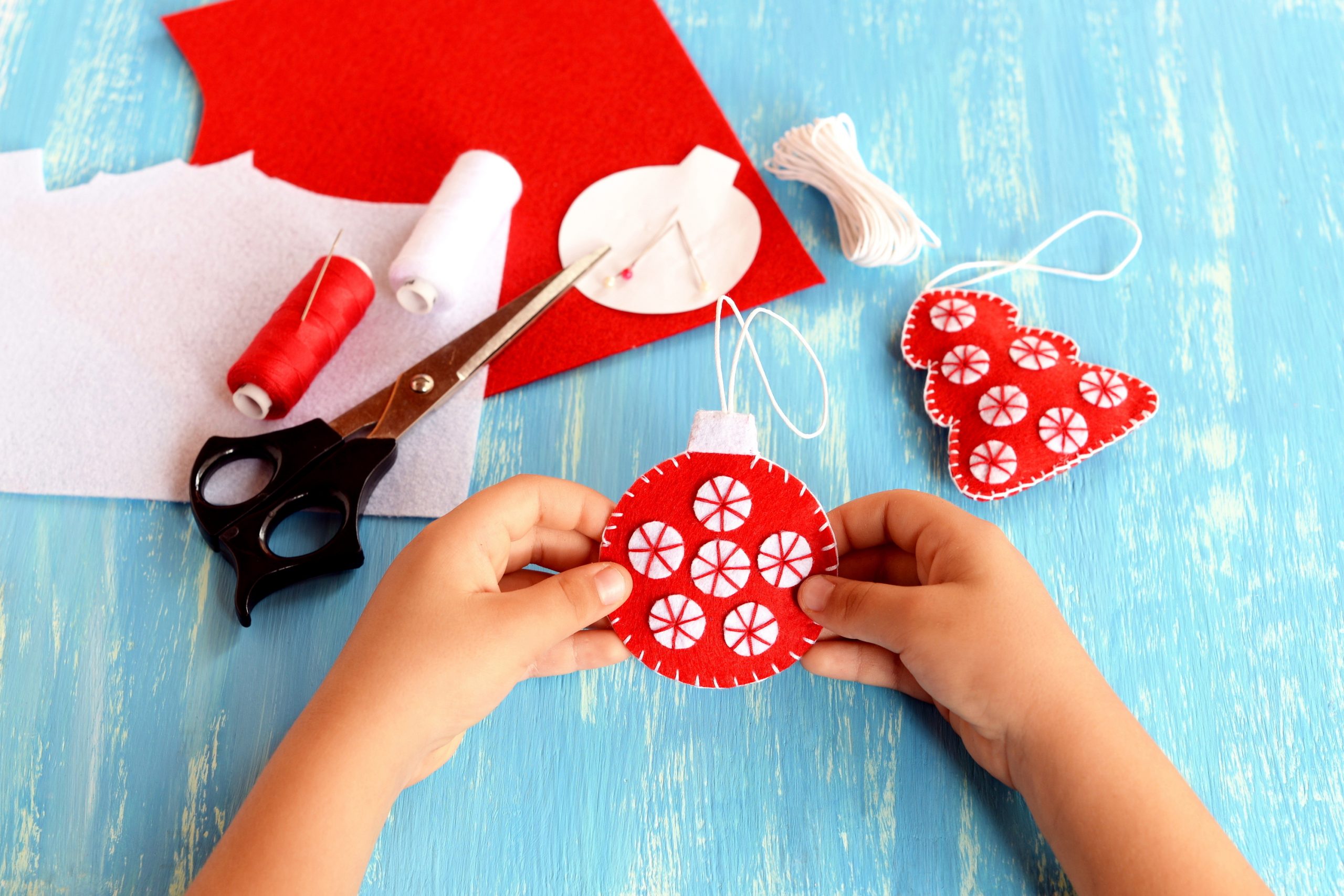 Making your own ornaments for Christmas is one of the best things you can do as a family. These rustic Christmas crafts are so much fun and easy to do. 