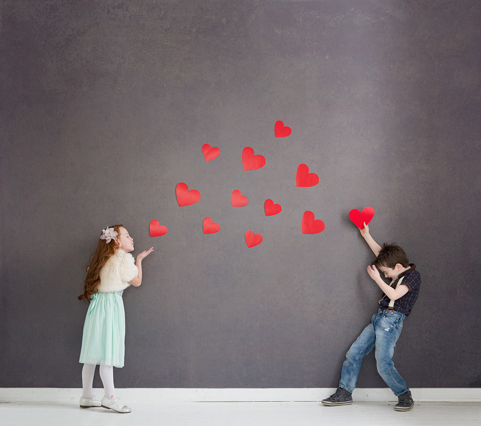 If you're looking for something cute to do on Valentine's Day this year, why not have a Valentine's photoshoot? Your kids will have so much fun with it. 