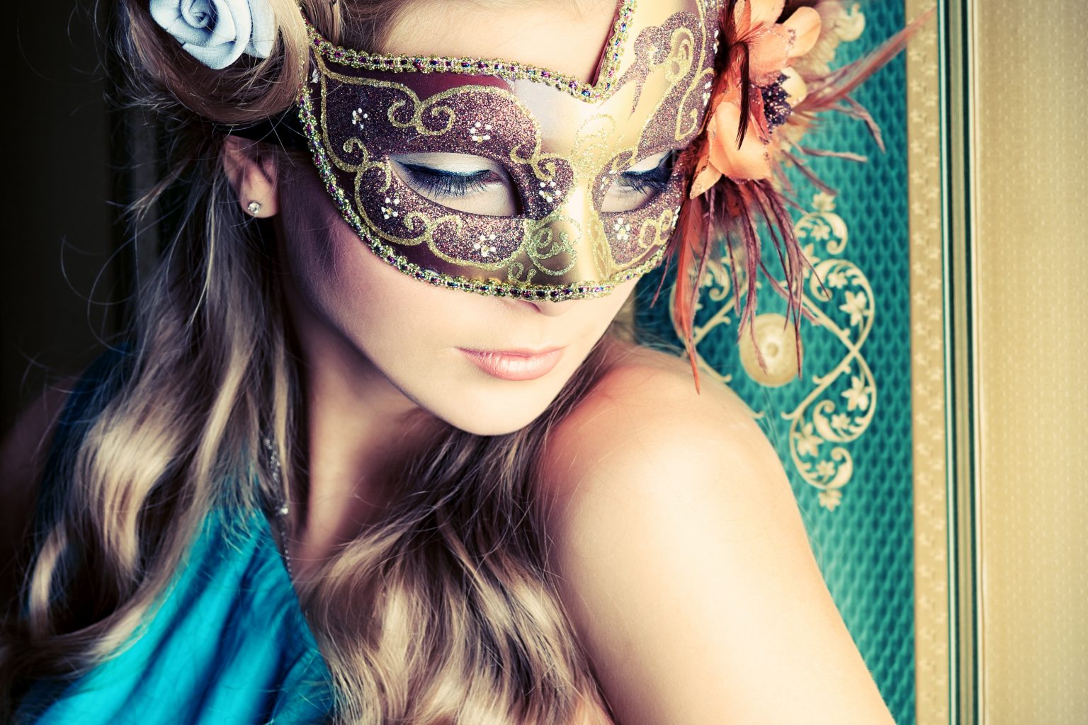 How To Throw The Best Masquerade Party For NYE (On A Budget)