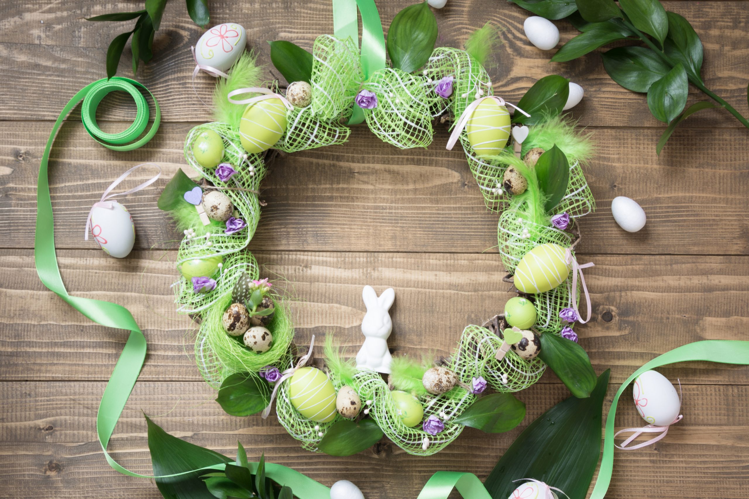 Spring is just around the corner and I seriously cannot wait! I am tired of all of the glum weather we've had in my neck of the woods! I'm already planning ahead to my Spring porch decor and am working this week on making my own spring wreaths. See how easy it is to DIY your own spring wreath. 