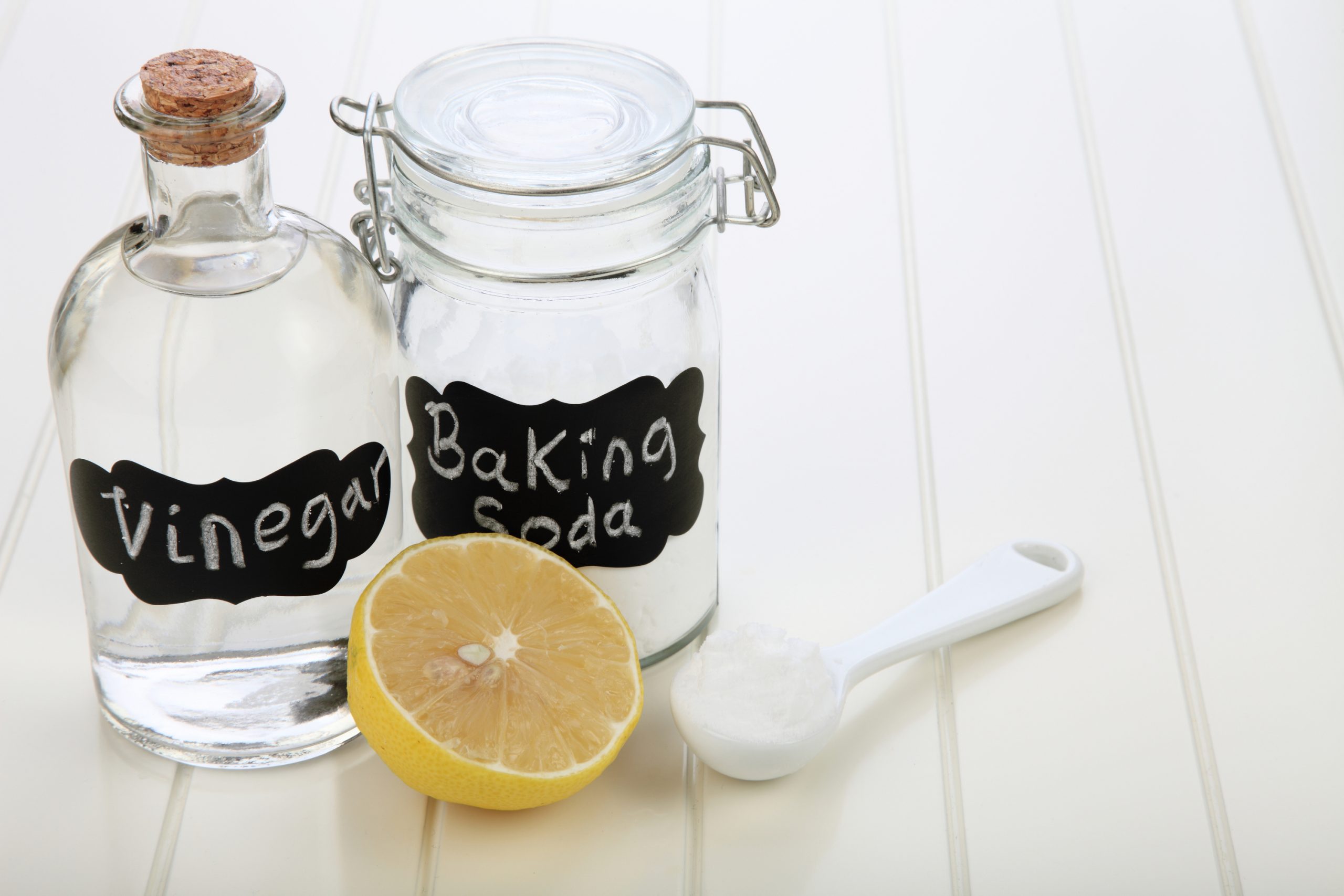 Do you try to use natural cleaning products as much as possible? Do you know that vinegar alone can clean your toilet? See what else you can clean with vinegar. 